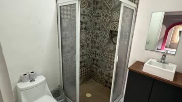Quadruple Room | Bathroom | Towels, soap, shampoo, toilet paper