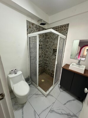 Quadruple Room | Bathroom | Towels, soap, shampoo, toilet paper - Hotel Cancun Rosa (Cancún)
