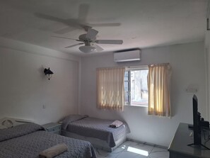 Quarto casal básico | Banheiro | Toalhas de banho, sabonete, shampoo, papel higiênico