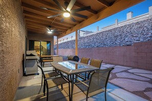 Outdoor dining - Stylish Santa Fe Escape New Home by Lake, River & Casinos! (Bullhead City)