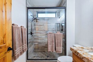 Douche, séchoir à cheveux, serviettes fournies, savon