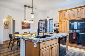 Een koelkast, een microgolfoven, een oven, een kookplaat