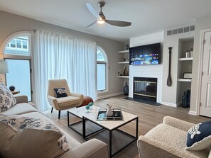 Living area - Luxury Reno Lewes Townhouse – Near Beaches & Downtown (Lewes)