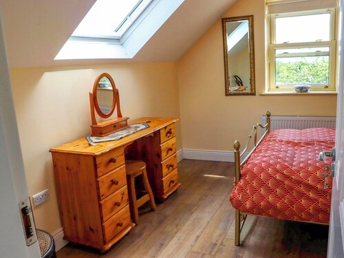 KILCASH CASTLE COTTAGE, family friendly in Clonmel, County Tipperary