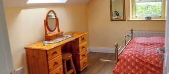 KILCASH CASTLE COTTAGE, family friendly in Clonmel, County Tipperary