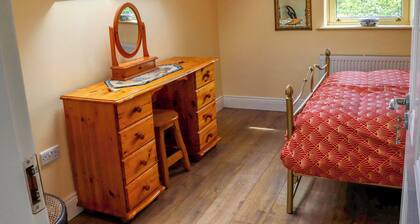 KILCASH CASTLE COTTAGE, family friendly in Clonmel, County Tipperary