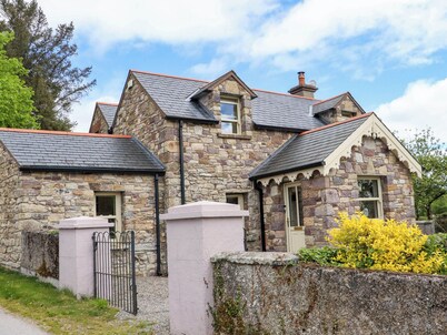 KILCASH CASTLE COTTAGE, family friendly in Clonmel, County Tipperary