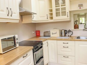 Lave-vaisselle, batterie de cuisine, vaisselle et ustensiles