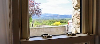 KILCASH CASTLE COTTAGE, family friendly in Clonmel, County Tipperary