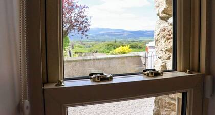 KILCASH CASTLE COTTAGE, family friendly in Clonmel, County Tipperary