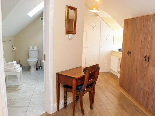 KILCASH CASTLE COTTAGE, family friendly in Clonmel, County Tipperary