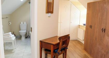 KILCASH CASTLE COTTAGE, family friendly in Clonmel, County Tipperary