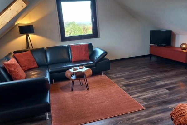 Ferienwohnung mit Balkon-Wohnzimmer mit TV