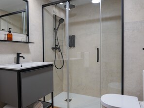 Douche, sĂšche-cheveux, serviettes fournies