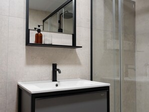 Een douche, een haardroger, handdoeken