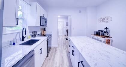 Come visit The Sunflower House! 4 bedrooms 2 baths in Ashtabula Harbor with WIFI