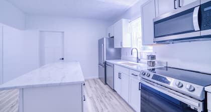Come visit The Sunflower House! 4 bedrooms 2 baths in Ashtabula Harbor with WIFI