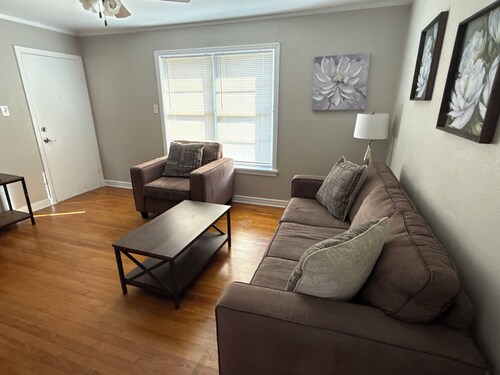 Cozy 2-bedroom apartment in charming Shreveport with WiFi, AC