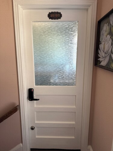 Cozy 2-bedroom apartment in charming Shreveport with WiFi, AC