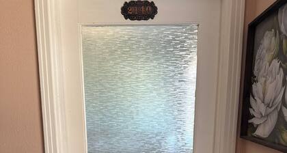 Cozy 2-bedroom apartment in charming Shreveport with WiFi, AC