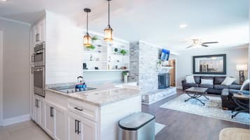 Réfrigérateur, four à micro-ondes, un four, surface de cuisson