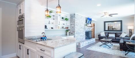 Réfrigérateur, four à micro-ondes, un four, surface de cuisson