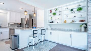 Réfrigérateur, four à micro-ondes, un four, surface de cuisson