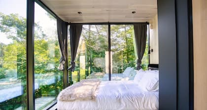 MIRROR CABIN IN THE FOREST WITH HOT TUB