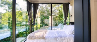 MIRROR CABIN IN THE FOREST WITH HOT TUB