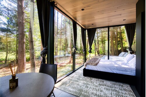MIRROR CABIN IN THE FOREST WITH HOT TUB