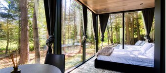 MIRROR CABIN IN THE FOREST WITH HOT TUB