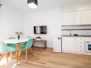 Fridge, microwave, oven, cookware/dishes/utensils