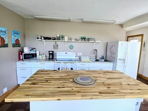 Fridge, microwave, oven, stovetop - Hunters Haven (Chiloquin)