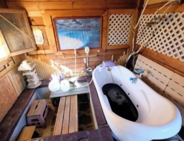 Bidet, Handtücher, Seife, Toilettenpapier