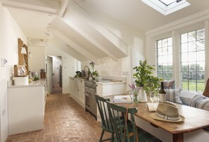 Kjøleskap, mikrobølgeovn, kokeplater og oppvaskmaskin