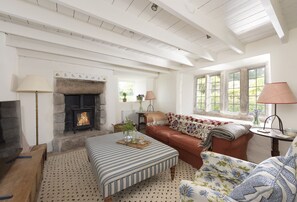 Smart-TV, peis, bøker og stereoanlegg