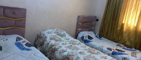 3 chambres, fer et planche à repasser, Wi-Fi, draps fournis