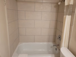 Apartamento família | Banheiro | Chuveiro/banheira combinados, produtos de toalete grátis