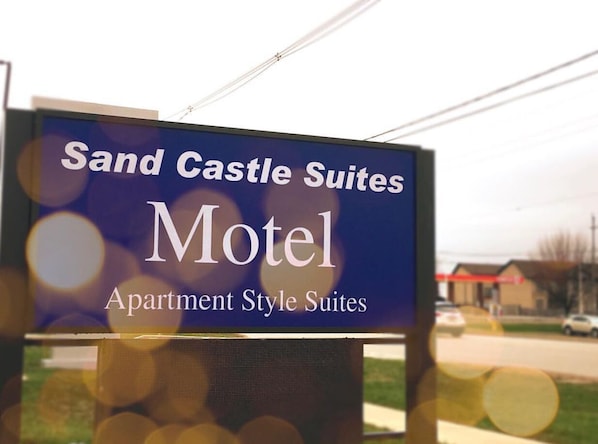 Señal anunciando suites tipo apartamento en el motel Sand Castle Suites.