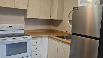 Fridge, oven, stovetop
