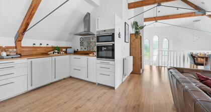 The Old Chapel - Hot tub, Pets welcome, Garden