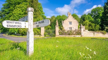 Et landskilt med vejvisning til Whitwell, Stamford og Exton Village.