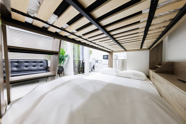 Room 301, non-smoking | Cortinas blackout, tabla de planchar con plancha y wifi gratis 