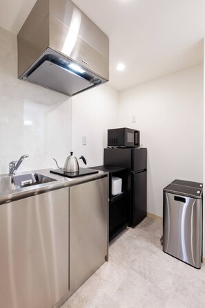 Room 302, non-smoking | Cocina privada | Refrigerador con congelador, microondas, parrilla de estufa y arrocera 