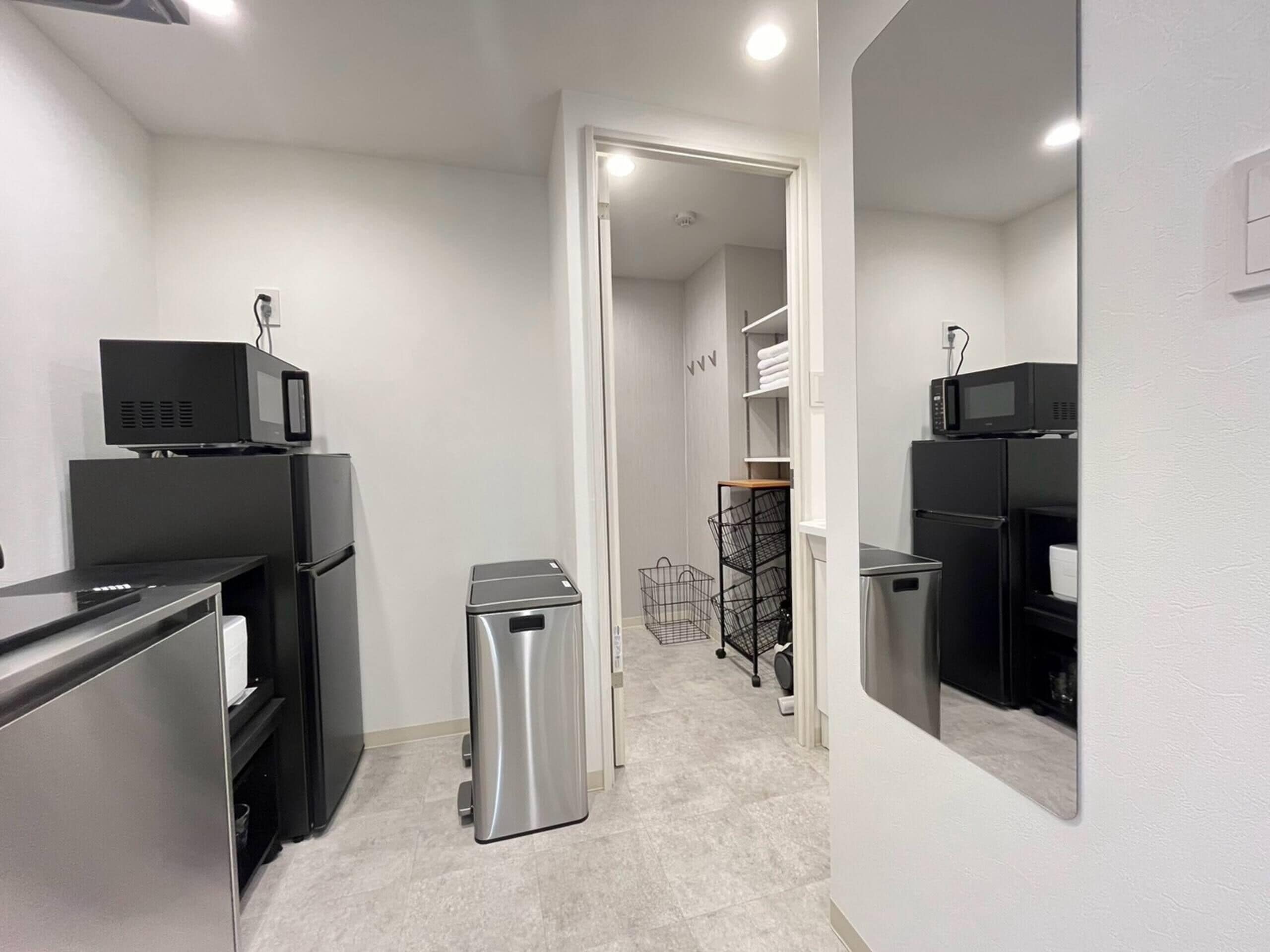 Room 302, non-smoking | Private kitchen | Full-size fridge, microwave, stovetop, rice cooker