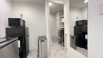 Room 302, non-smoking | Cocina privada | Refrigerador con congelador, microondas, parrilla de estufa y arrocera