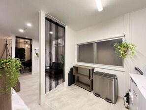 Room 301, non-smoking | Cocina privada | Refrigerador con congelador, microondas, parrilla de estufa y arrocera 