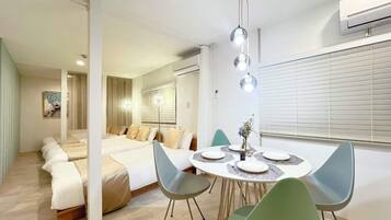 Room 302, non-smoking | Living area