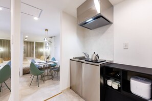 Room 302, non-smoking | Cocina privada | Frigorífico grande, microondas, placa de cocina y arrocera