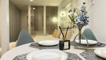 Room 302, non-smoking | Living area